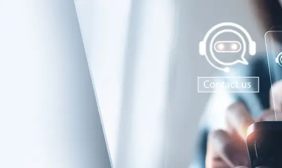 Kundenservice Chat-Interaktion Omnichannel Recording Callcenter-Agent chattet mit einem Kunden über ein Mobilgerät, dargestellt durch digitale Kommunikationssymbole, darunter ein Chatbot und eine 'Kontaktieren Sie uns'-Schaltfläche.