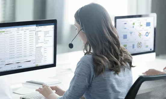 Woman in call center working with Neo Suite