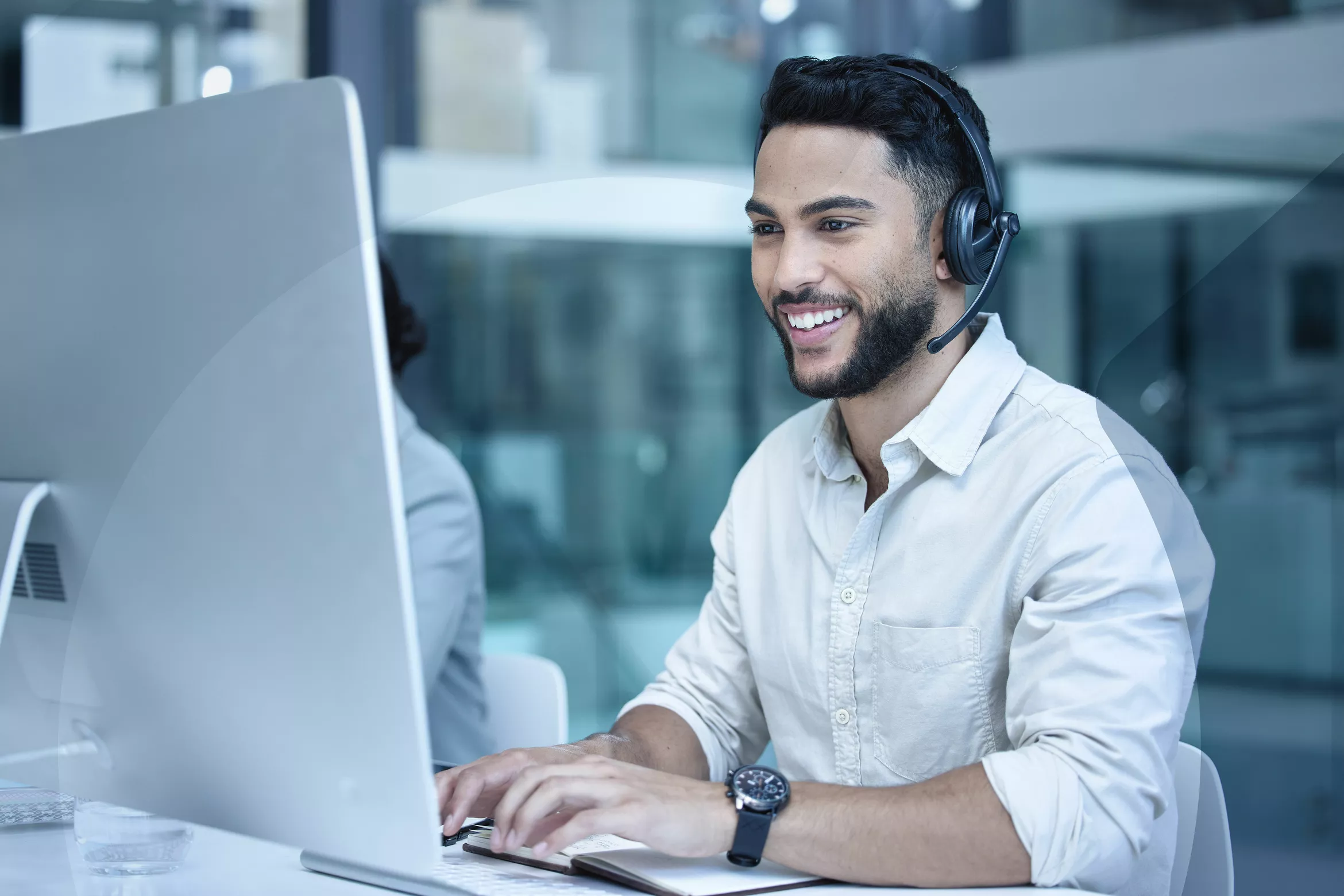 Contact Center Agent befindet sich im Kundengespräch.