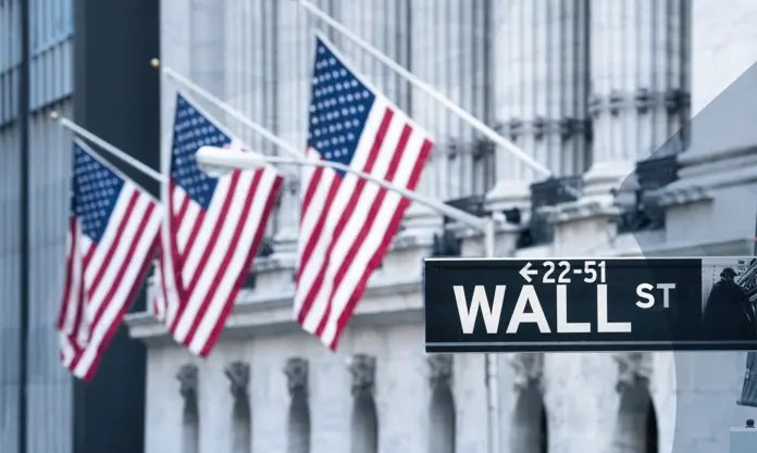 Wall Street Schild mit US-Flaggen, Symbol für Finanzregulierungen wie den Dodd-Frank Act