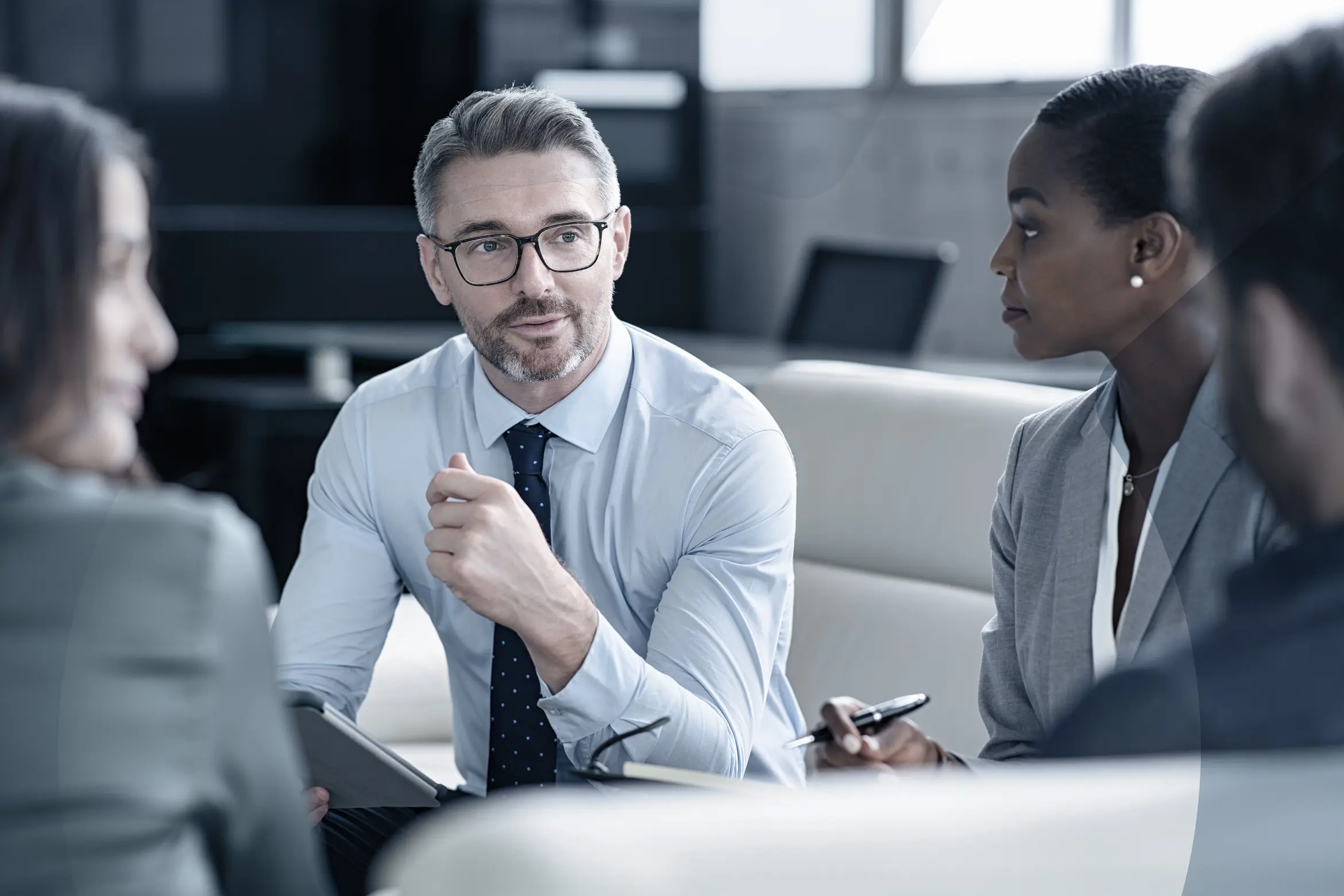 Finanzberater ist in einer Besprechung mit drei weiteren Teamkollegen im Finanzsektor